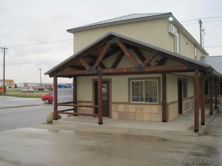 Winterton Suites Williston Exterior foto