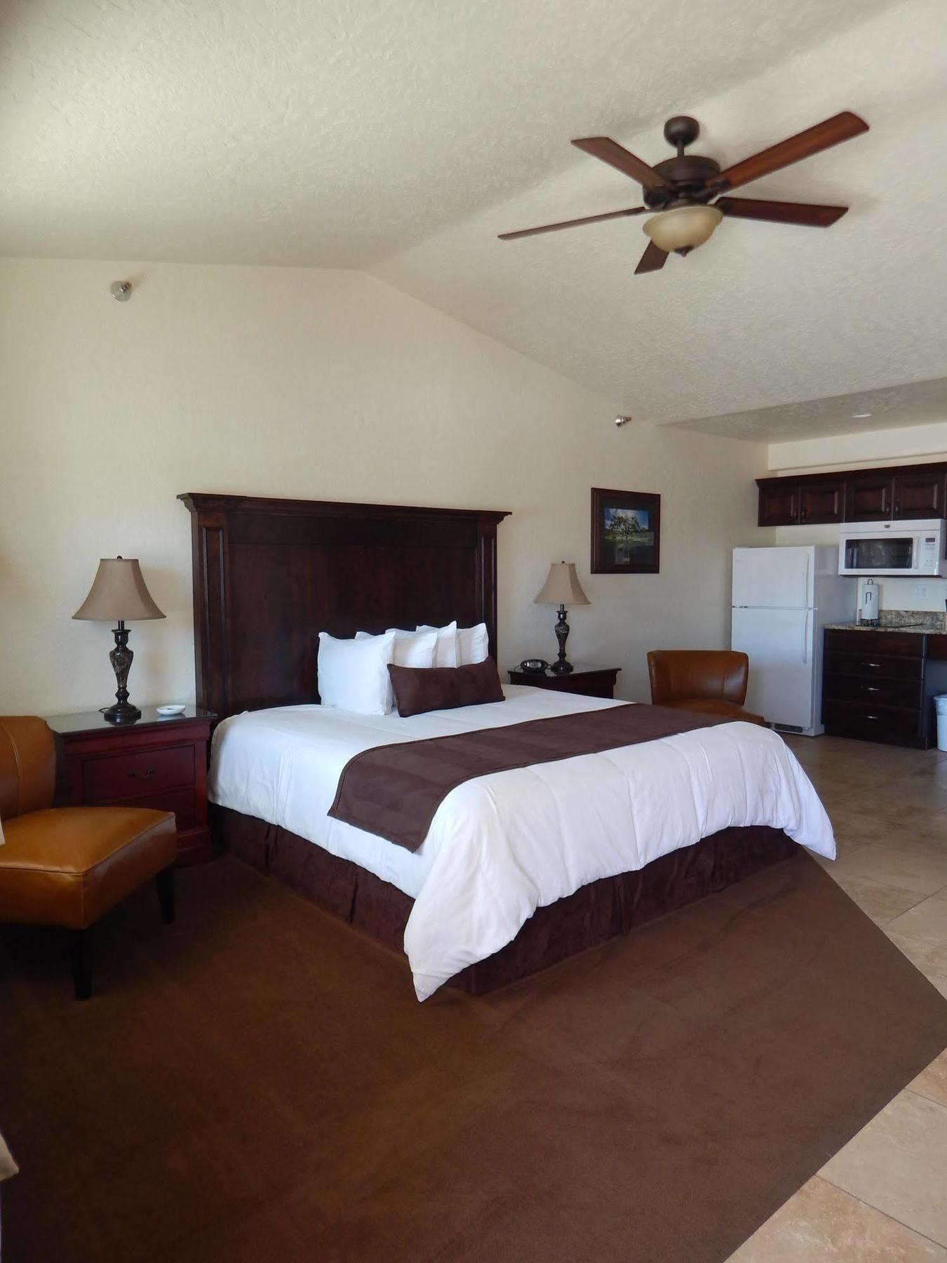 Winterton Suites Williston Exterior foto